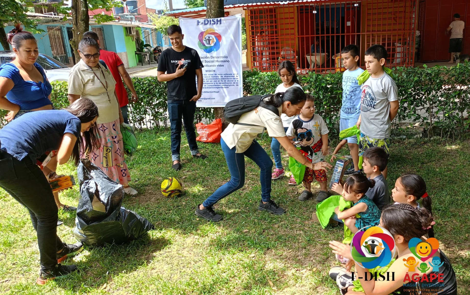 Voluntarios entregando kits a niños y niñas